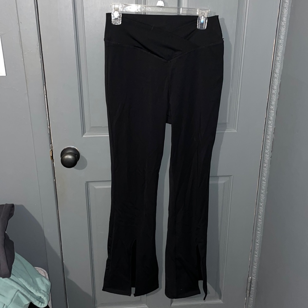 Crossover flared leggings with bottom slits